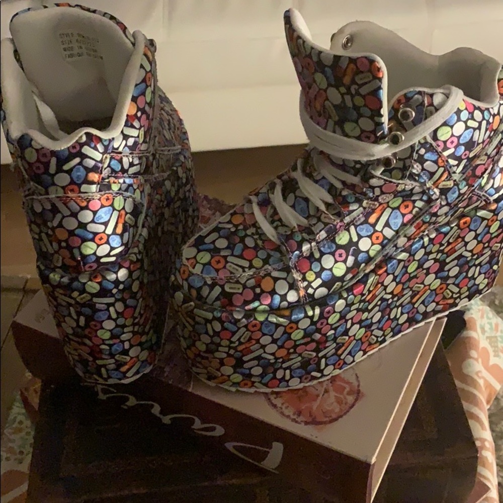 Color pills platform sneaker